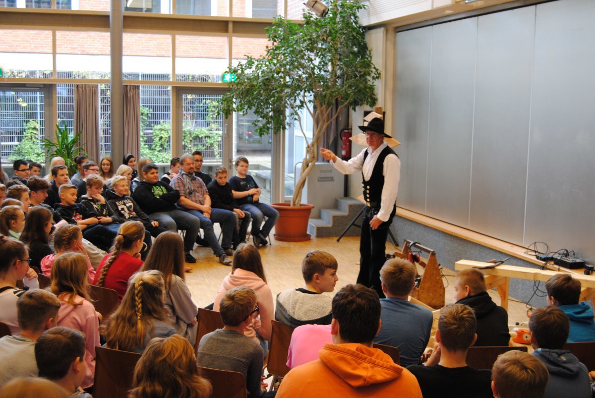 04-Oberschule-Stelle-mit-Herz-und-Hand-1200x803-1200x803.jpg